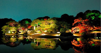 Illumination de feuilles d’automne 2016 au Jardin de Rikugi-en (article d’amuzen)